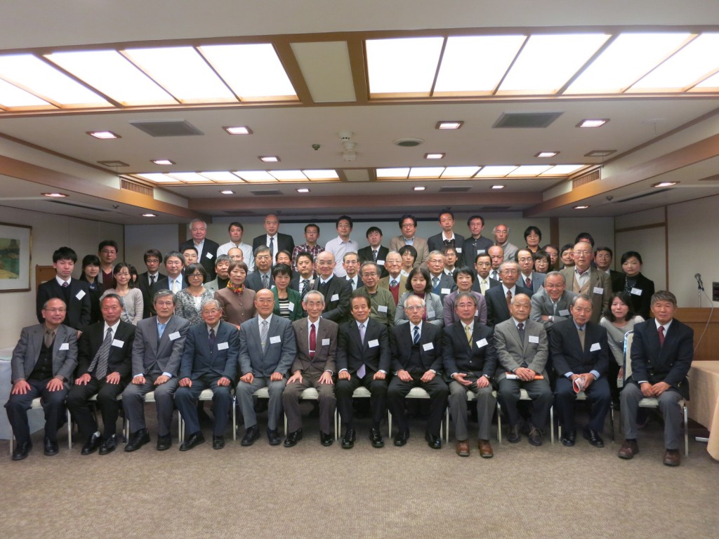 03 木苗学長、横倉会長を中央にして記念撮影